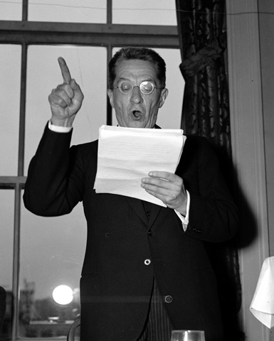 Alexander Kerensky dando un discurso en Washington en 1938