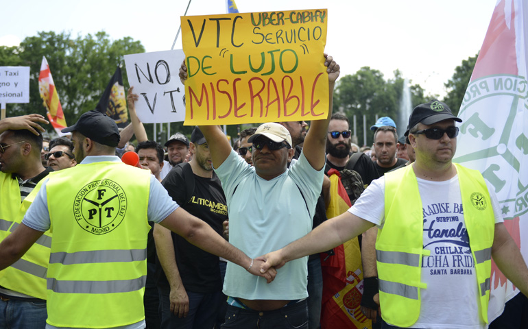 Manifestación de taxistas contra las plataformas que alquilan vehículos turismo con conductor (VTC) como Uber y Cabify en Madrid el 30 de mayo
