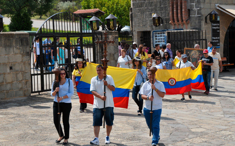 Un grupo de colombianos visita el santuario de Torreciudad en 2014