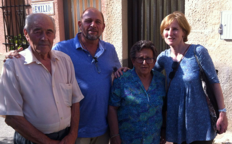 Monseñor Jesús Ruiz Molina, junto a sus padres y a Maite Eguiazábal de la diócesis de Osma-Soria