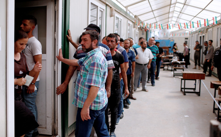 Cristianos de Nínive esperan para votar en el referendo de independencia en Erbil