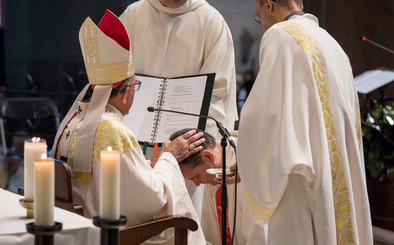 El cardenal arzobispo Juan José Omella unge con aceite al ya obispo auxiliar Sergi Gordo