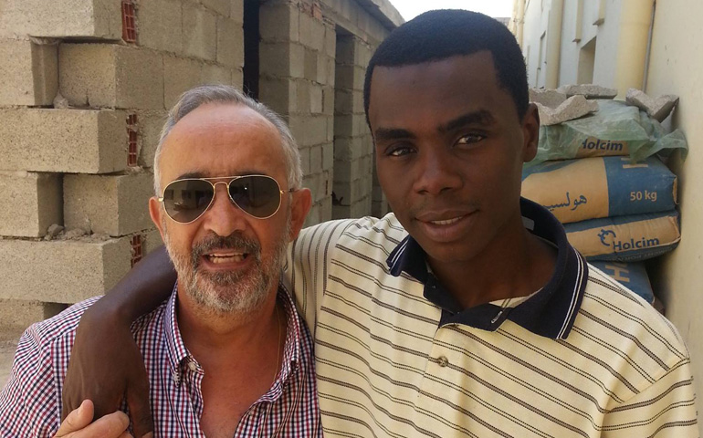 José Luis Pinilla, junto a un inmigrante