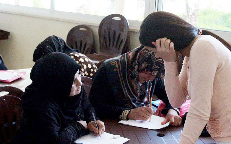 Las jóvenes y mujeres refugiadas, en su mayoría musulmanas, se benefician de los proyectos que Manos Unidas apoya a los Fratelli (misioneros de La Salle y Maristas) en Líbano