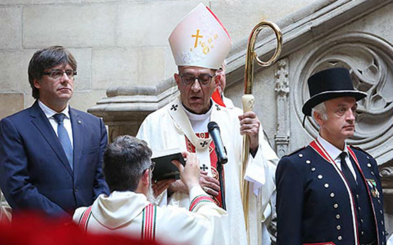 El cardenal Omella durante la Misa en la capilla de la Generalitat en la última fiesta de Sant Jordi