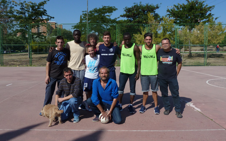 Equipo de fútbol del centro Cedia 24 horas de Cáritas Madrid
