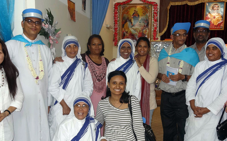 Con las misioneras de la Caridad en Saná (Yemen) poco antes de su secuestro