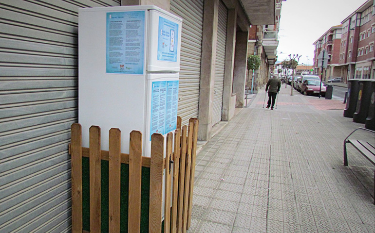 Una nevera solidaria en Galdácano (Vizcaya).
