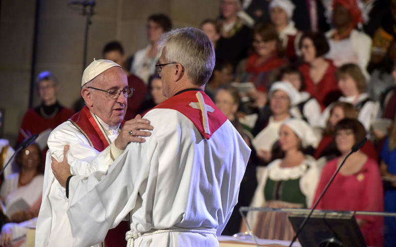 El Papa abraza a Martin Junge, secretario general de la Federación Luterana Mundial, durante el encuentro celebrado en Lund (Suecia) el 31 de octubre de 201