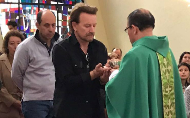 Bono comulgando en Misa