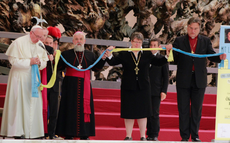 El Papa con monseñor Feige y representantes luteranos durante la peregrinación.