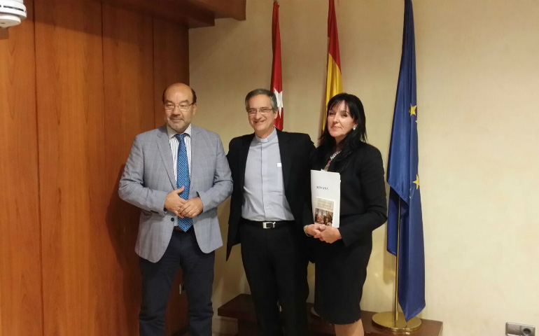 Dario Edoardo Viganò (en el centro) junto a Ángel Exposito y Carmen Magallón, en la presentación del libro 'El susurro de las habladurías'