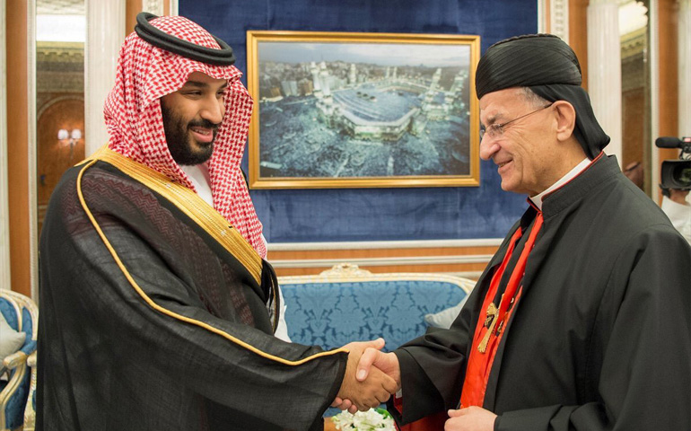 El príncipe Saudí Mohammed bin Salman saluda al cardenal patriarca maronita del Líbano Bechara Boutros Al-Rahi durante su encuentro en Riyadh, Arabia Saudi, el 14 de noviembre de 2017
