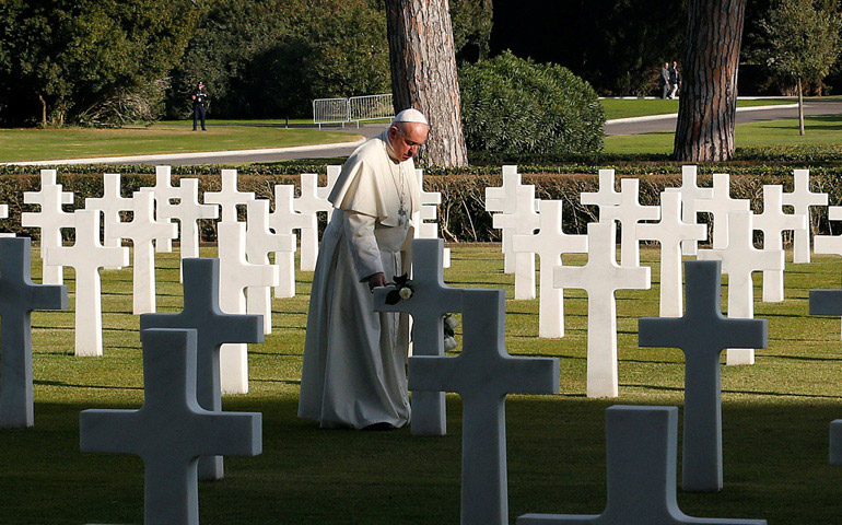 El Papa reza ante las tumbas de los soldados estadounidenses en el cementerio de Nettuno, en Roma