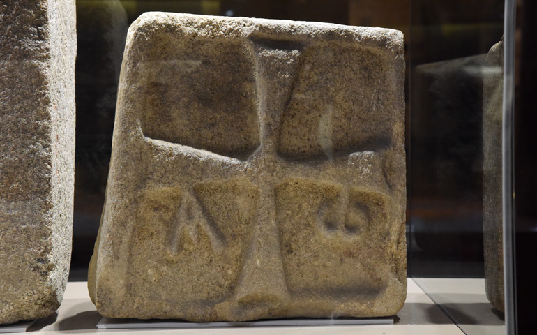 Sillar procedente de la ermita de San Adrián de Amiadoso (siglo X) y conservado en el Museo Arqueológico de Orense