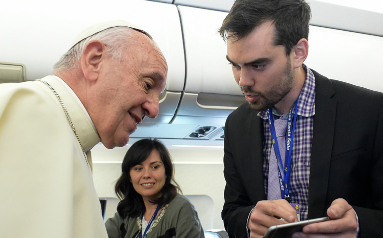 Hernán Reyes, autor del libro, saluda al Papa en el avión en dirección a Armenia