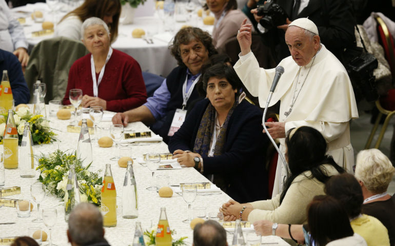 El Papa bendice la comida en el Aula Pablo VI