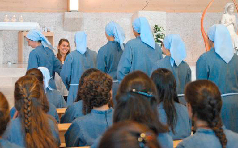 Claudia, la joven novicia, recibe el abrazo de cada una de las hermanas que le dan así la bienvenida a la congregación