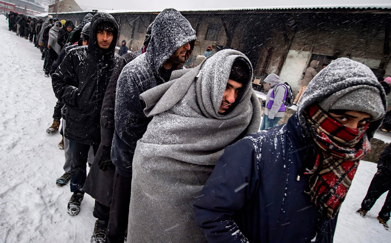 Inmigrantes hacen cola a 15º bajo cero para recibir alimentos en Belgrado (Serbia), en enero de 2017