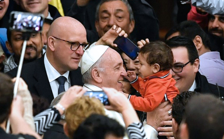 El Papa con un niño durante la audiencia general de este miércoles