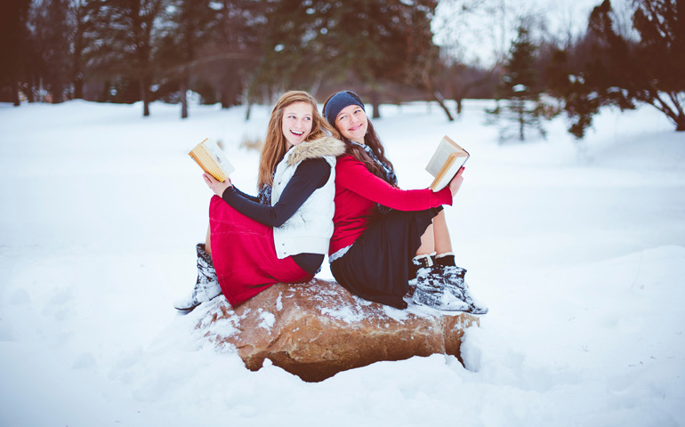 Foto de recurso de dos chicas leyendo en la nieve