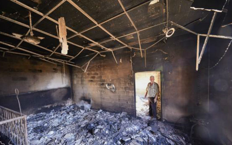 Louis Petrus de 61 años muestra su casa quemada en Qaraqosh (Irak)