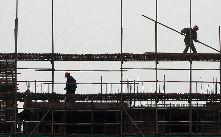 Foto de recurso de empleados de la construcción trabajando en una obra