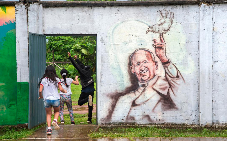 Un mural con la imagen de Francisco adorna el patio principal del albergue infantil El Principito, en Puerto Maldonado, Perú. En ese mismo patio, el Papa recibirá a niños y familias de la zona