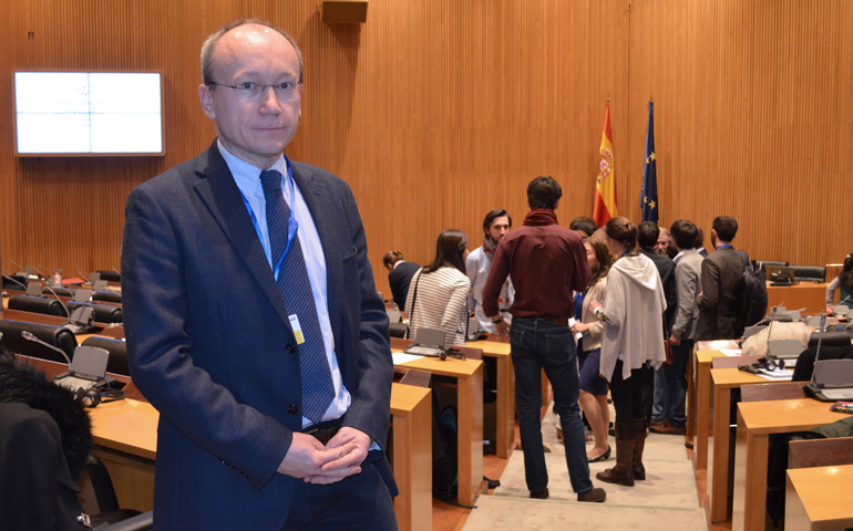 El doctor Beuselinck posa el viernes en el Congreso de los Diputados, durante el seminario