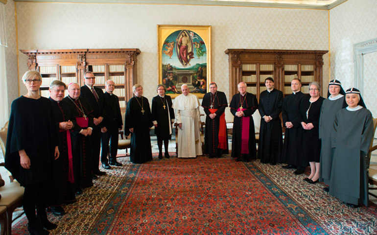 El Papa Francisco junto a la mujer obispo de Helsinki, Irja Askola, de la iglesia evangélica luterana de Finlandia, y una delegación, durante una audiencia privada, en el Vaticano, el 18 de enero de 2016