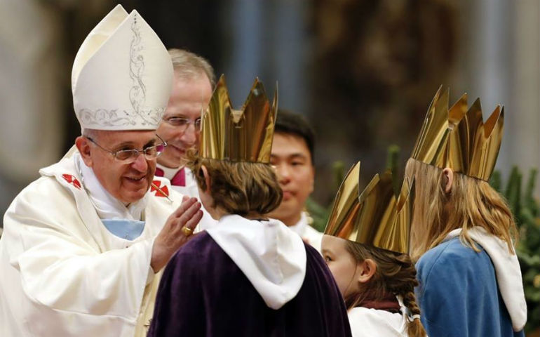 El Papa Francisco con tres niños que representan a los Reyes Magos