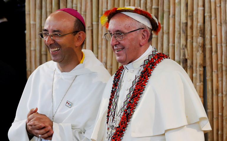 El Papa Francisco junto a monseñor David Martínez de Aguirre, vicario apostólico de Puerto Maldonado