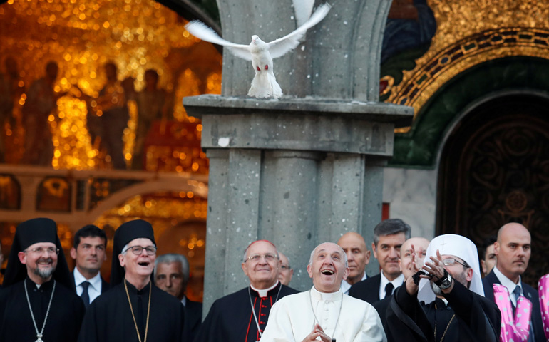 El Papa y el arzobispo mayor Sviatoslav Shevchuk en el exterior de la basílica de Santa Sofía, después de soltar dos palomas