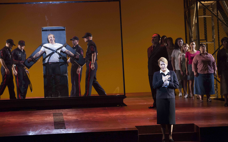 Joyce DiDonato y Michael Mayes dan vida a la hermana Helen y a Joseph de Rocher, en el momento de la ejecución de este