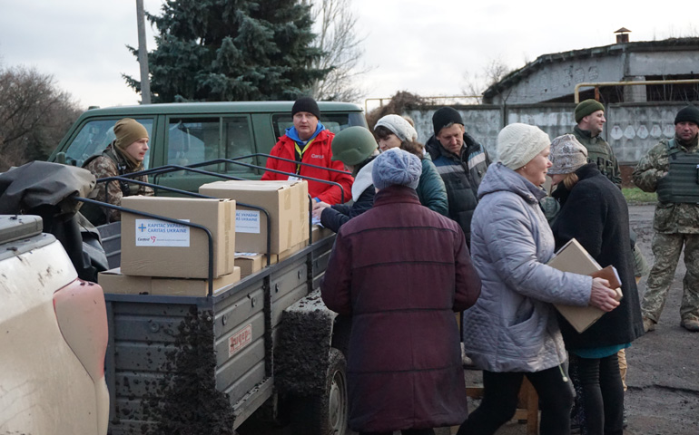 Cáritas Ucrania reparte ayuda humanitaria a personas afectadas por el conflicto en el este del país