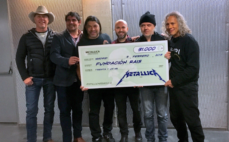 El grupo Metallica mostrando su donación a la Fundación Rais para personas sin hogar