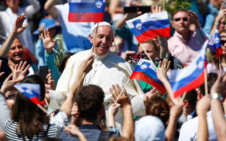 El Papa Francisco, entre jóvenes con banderas de Panamá, al finalizar la eucaristía del domingo de Ramos, en la plaza de San Pedro del Vaticano, el 9 de abril de 2017