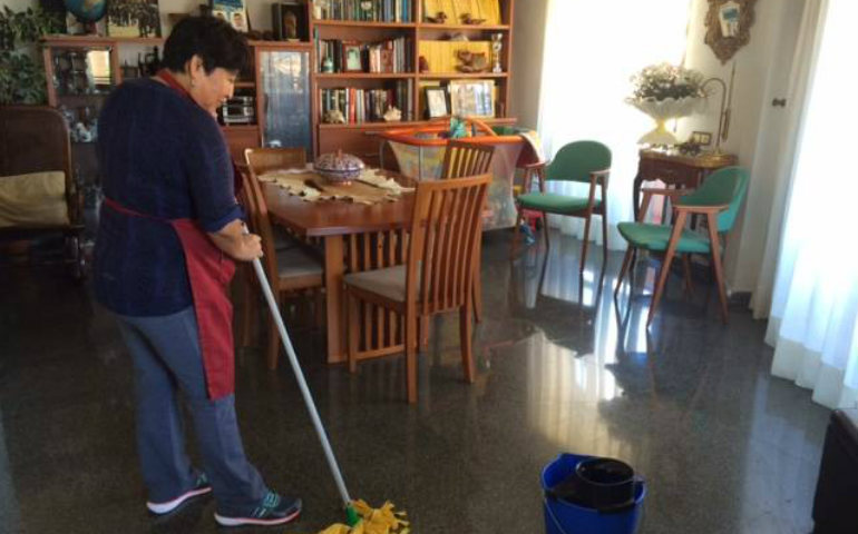 Empleada de hogar trabajando