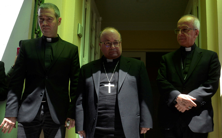 El sacerdote, Jordi Bertomeu, el arzobispo de Malta, Charles Scicluna, y el nuncio apostólico, Ivo Scapolo, en Santiago, Chile, el 20 de febrero de 2018