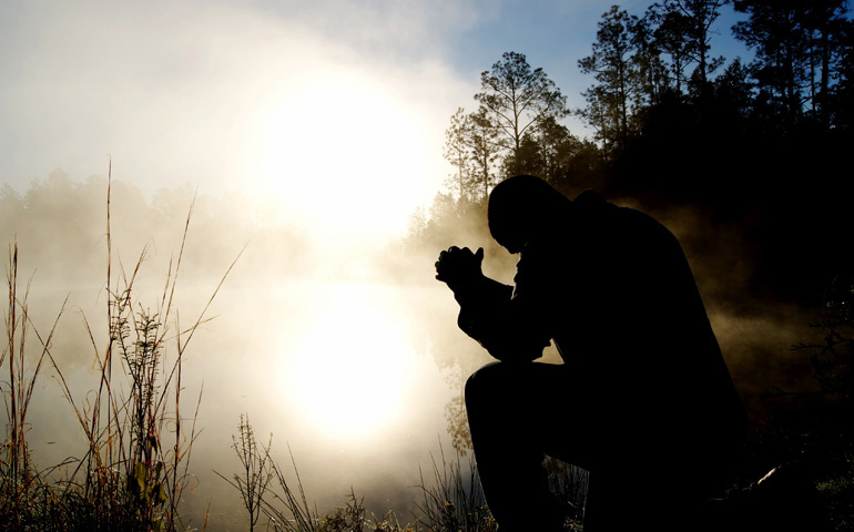 Foto de recurso de un hombre orando