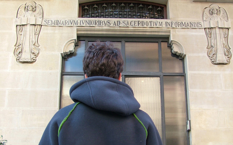 Un joven ante las puertas del Seminario Conciliar de Madrid, donde viven 121 aspirantes al sacerdocio