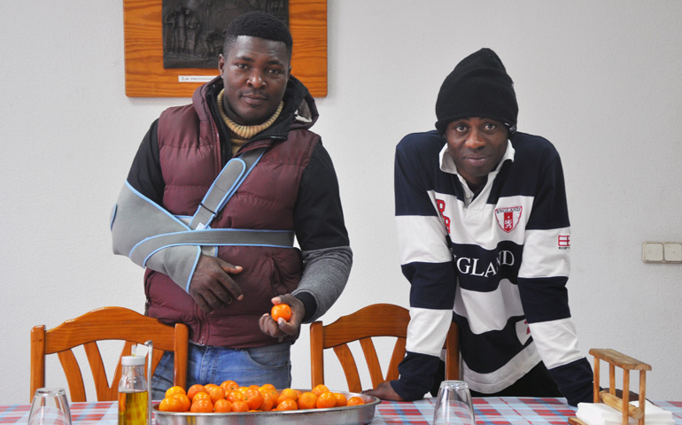 Georges y Stanis, en el comedor del antiguo convento de los padres capuchinos en Usera. Hoy, ellos y otros ocho inmigrantes subsaharianos sin papeles viven allí