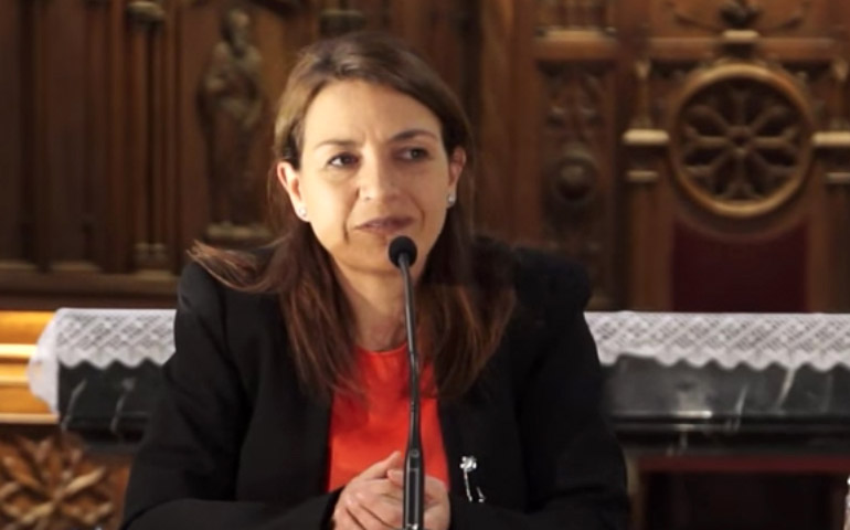 Esther Sáez dando su testimonio en la catedral de San Sebastián