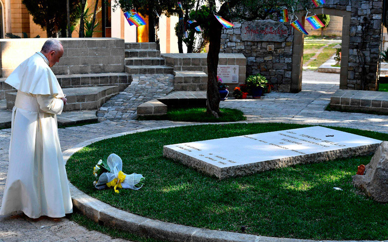 El Papa Francisco en oración ante la tumba de don Tonino Bello, en el cementerio de Alessano