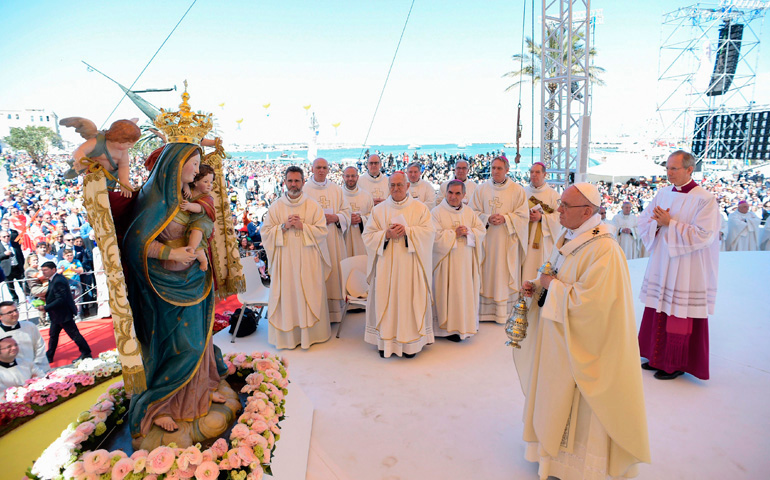 El Papa Francisco incensa la imagen de una Virgen, durante la Eucaristía celebrada en el puerto de Molfetta