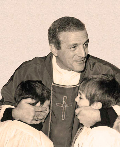 Don Tonino Bello abraza a dos niños.