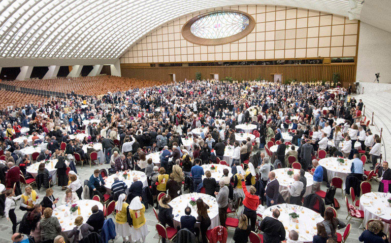 El Papa invitó a comer a una multitud de pobres, en el aula Pablo VI
