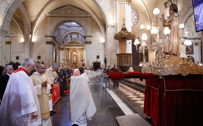 El cardenal Cañizares incensa una imagen de San Vicente Ferrer durante la Eucaristía de apertura del Año Jubilar