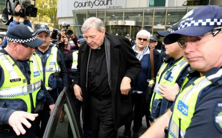 El cardenal George Pell a la salida del juzgado de Victoria en Melbourne