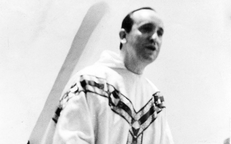 Jorge Mario Bergoglio, cuando era sacerdote, en Buenos Aires